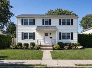 27 Lambert Ave, Farmingdale, NY 11735