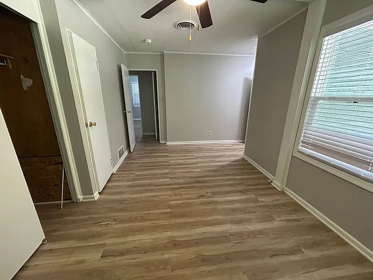 1824 E Kanesville Blvd — Photo 12