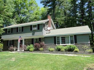 19 Pinewood Dr, Clifton Park, NY 12065