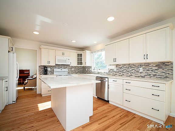 4th image of 81 Old Stratfield Road