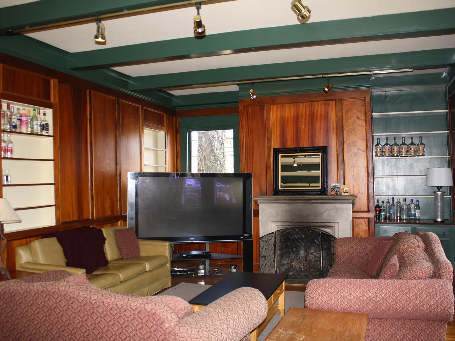 6 bed, 3104 sqft, $7,650 — Photo 2