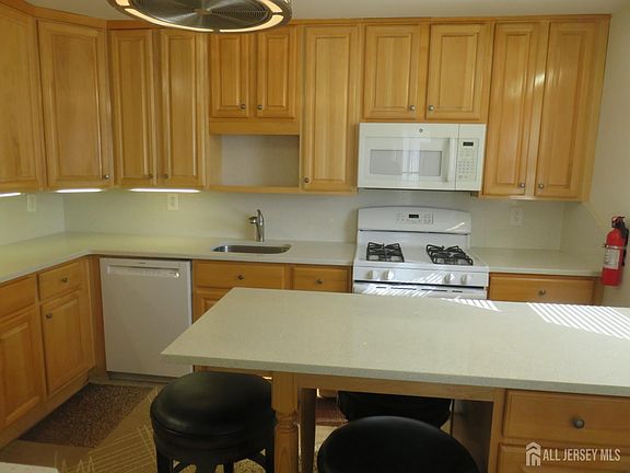 5th image of 652 Cornell St