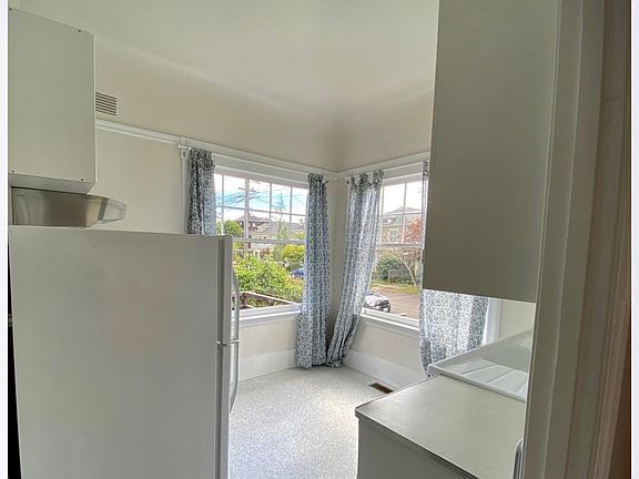 5th image of 2200 Carleton St #2