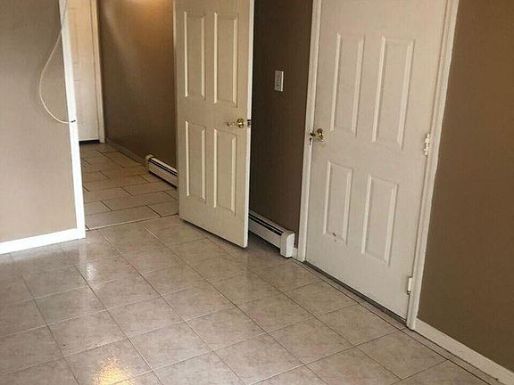 3rd image of 32 Lexington Ln