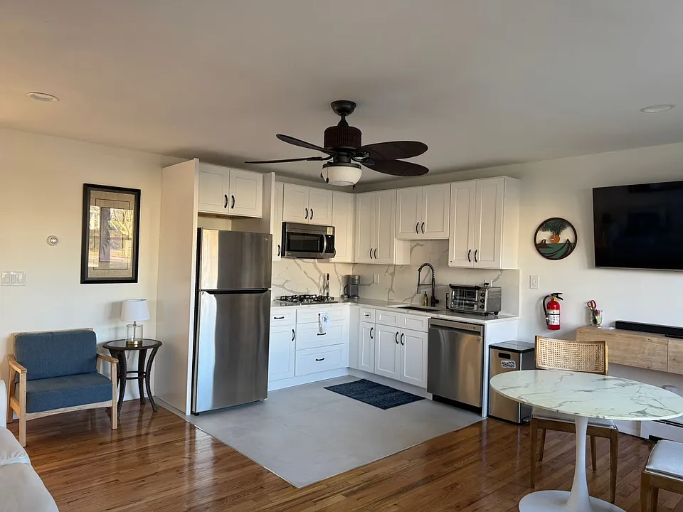 200 Main St #4
