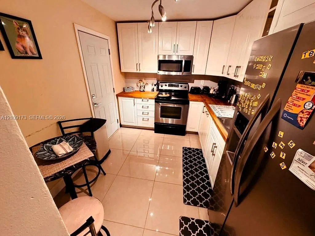 St Regis Apts Condo — Photo 1