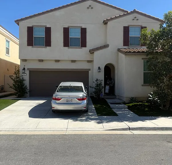 467 N Pinewood Ave — Photo 1