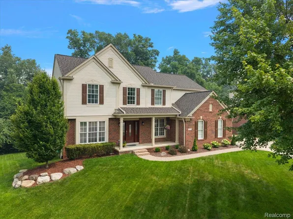 1885 Avon Glen Ln, Lake Orion, MI 48360