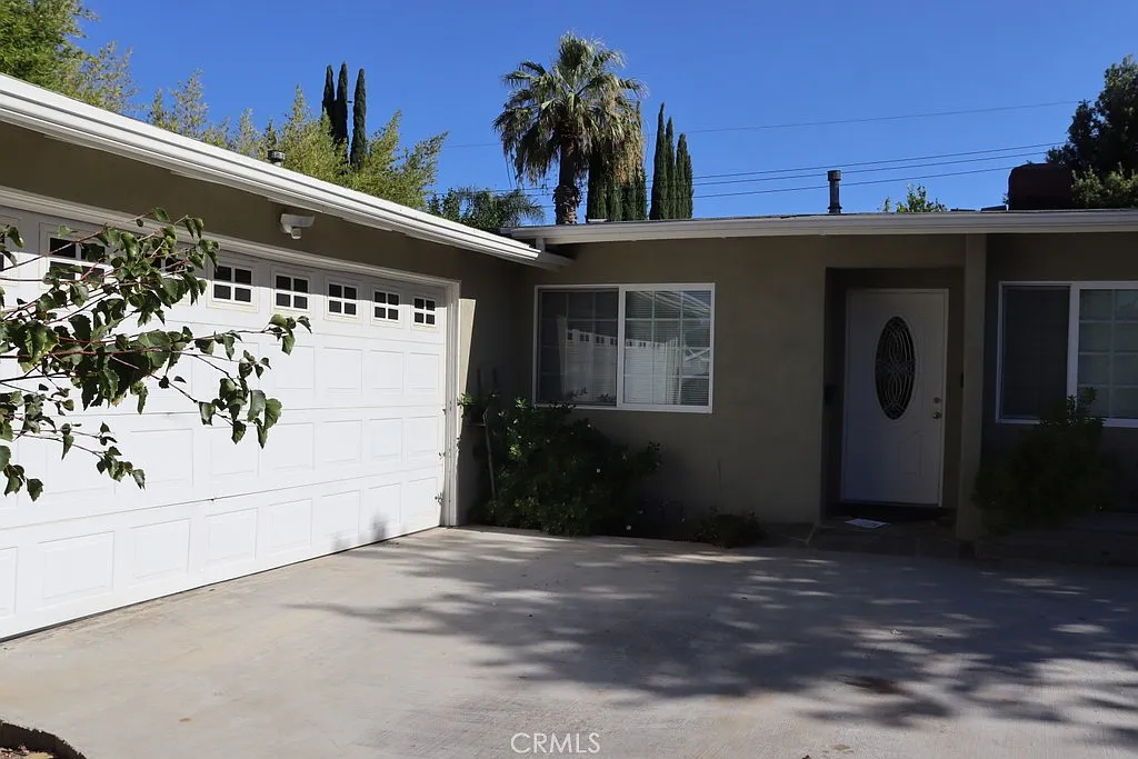 3 bed, 1299 sqft, $3,995 — Photo 2