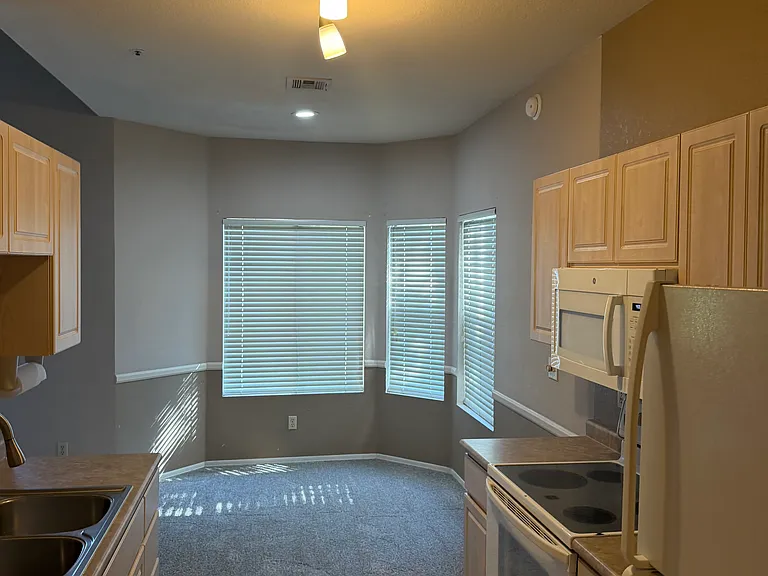 9600 N 96th St #223 — Photo 5