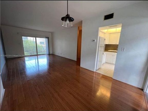 4th image of 1510 SE 15th St APT 209