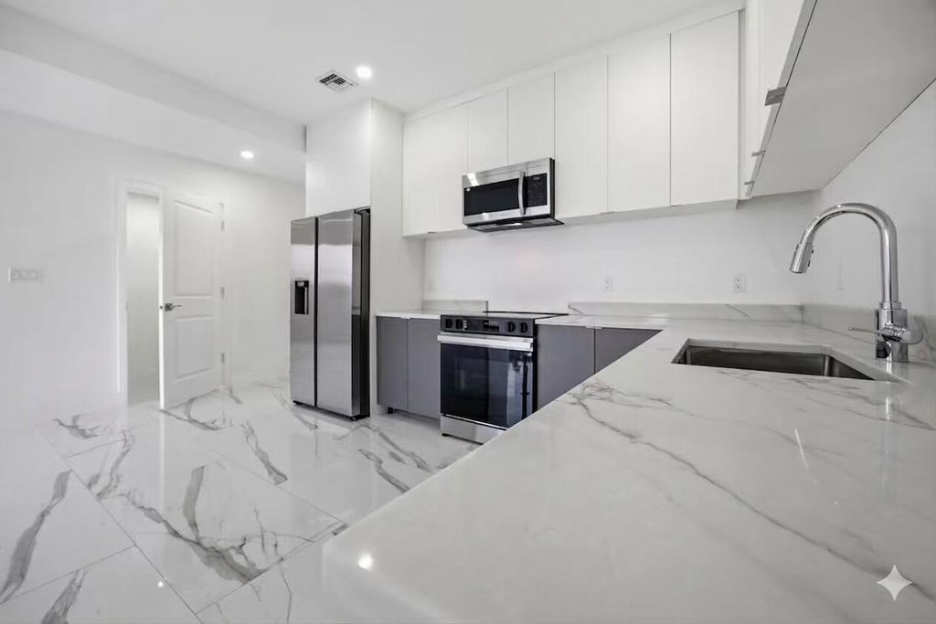 1544 NW 1st Avenue, photo 8