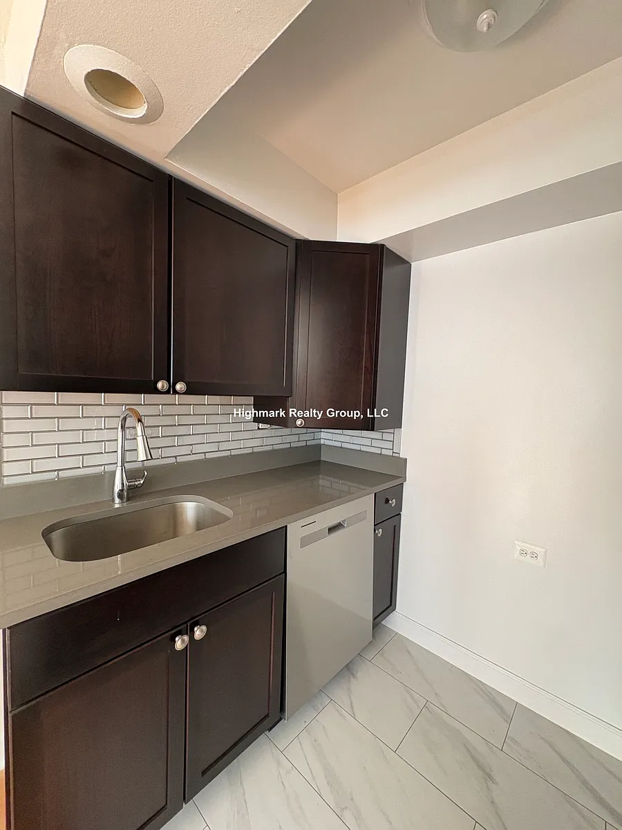Building Photo - 6830 N Sheridan Rd #269A