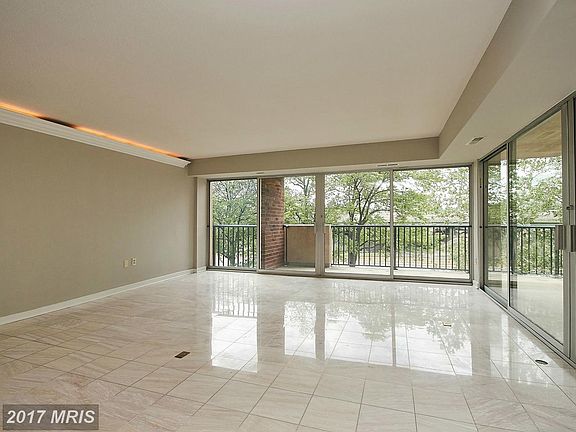 5th image of 1300 Army Navy Dr APT 409