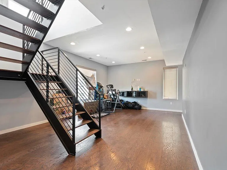 227 W Thompson St #D — Photo 13