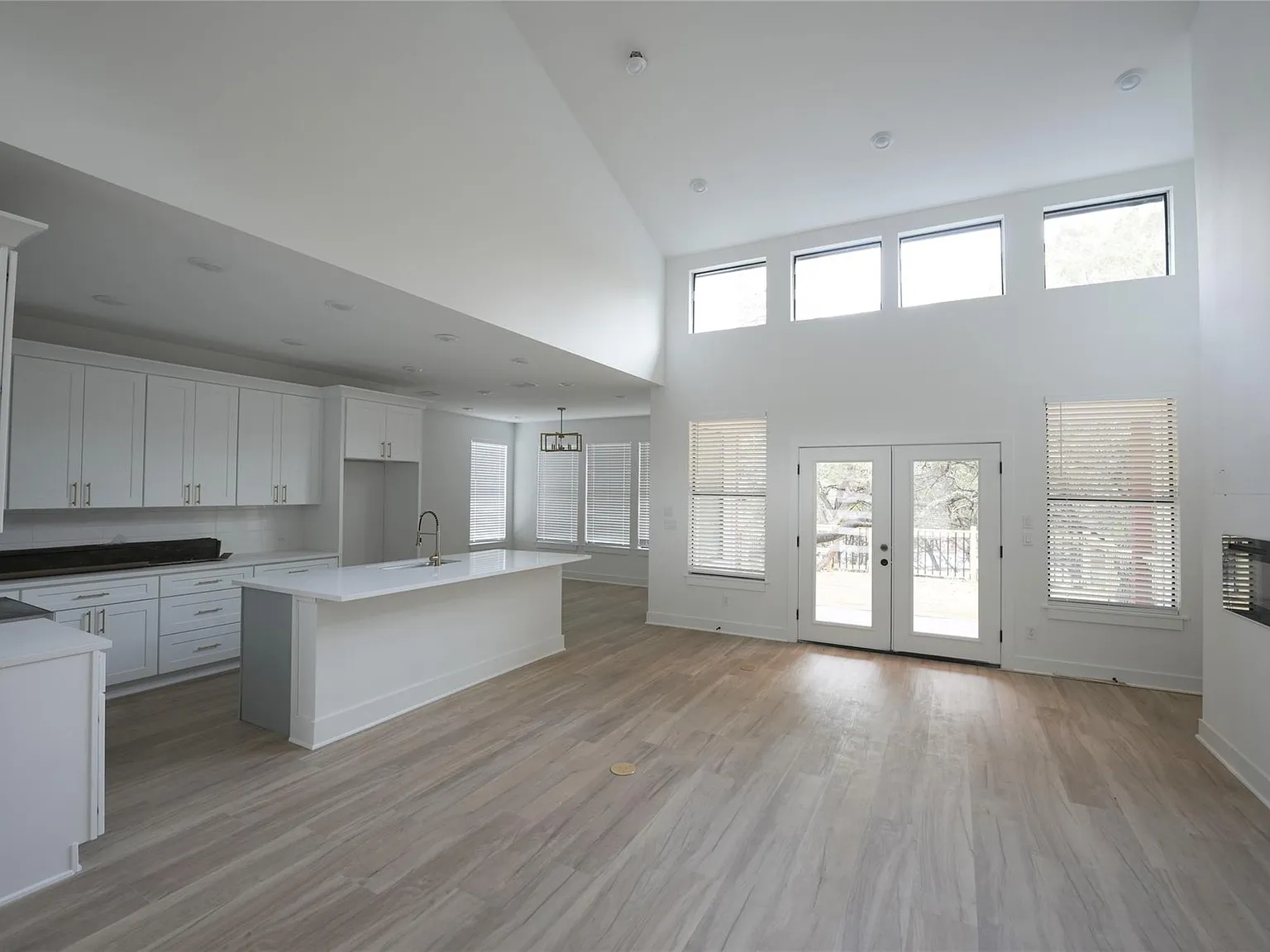 3 bed, 2.5 bath, 2200 sqft, $3,800 — Photo 3