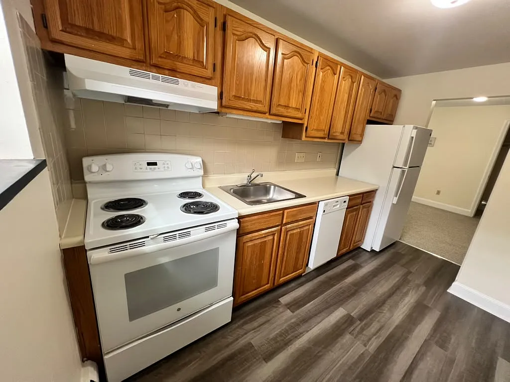8 Brattle Dr — Photo 1