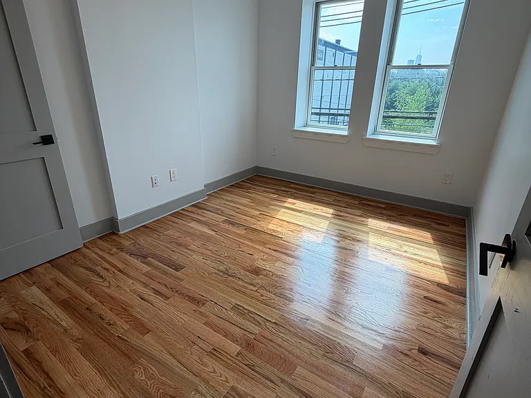 181 Baldwin Ave #2R — Photo 4