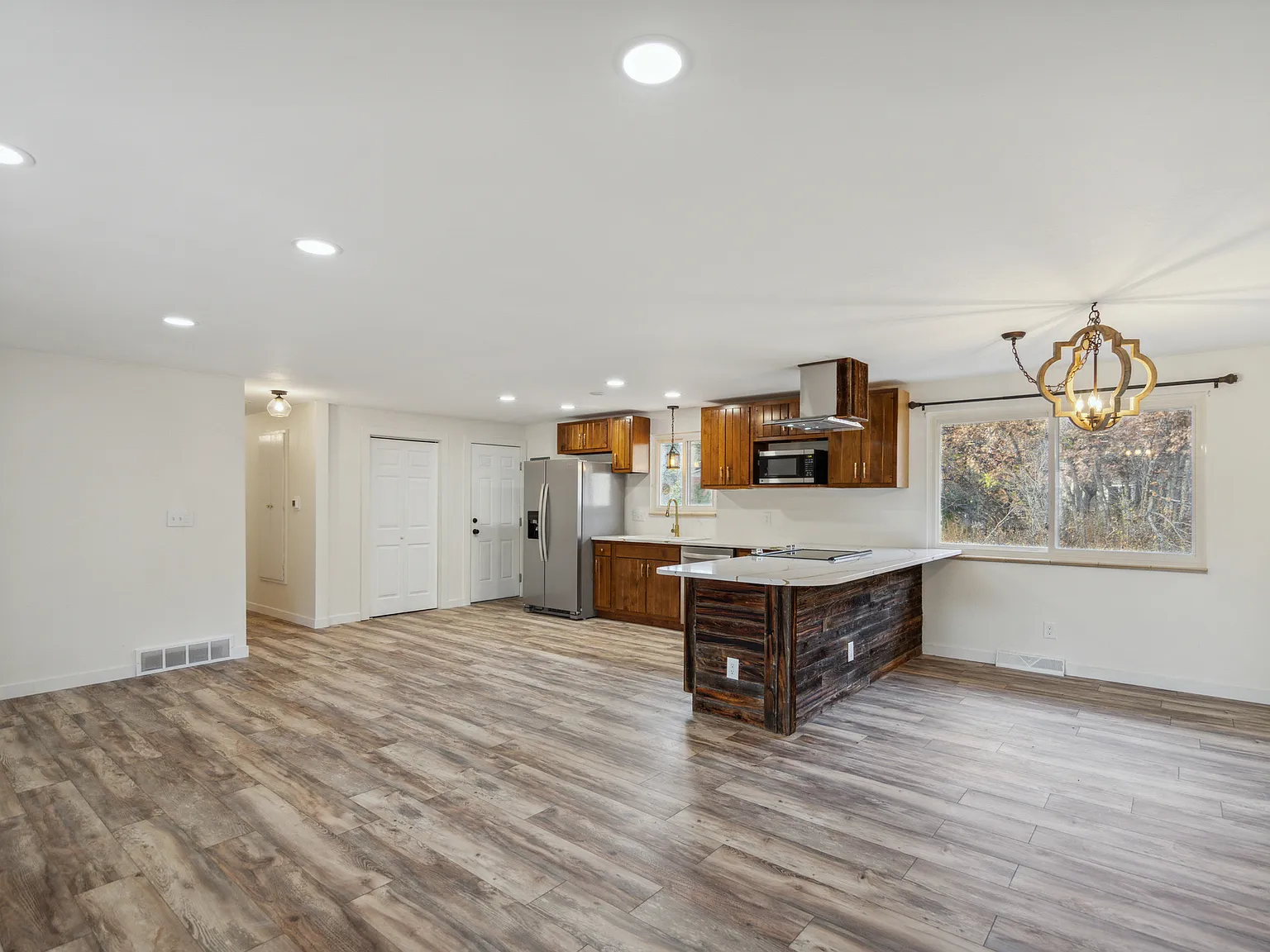 130 Washburn Ct — Photo 3
