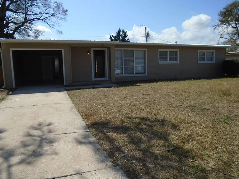 1105 Myrtle Ln — Photo 1