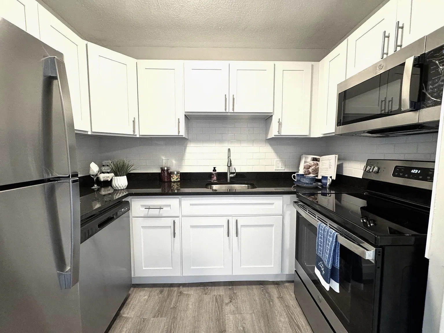 2 bed, 1.0 bath, 900 sqft, $2,550 — Photo 1