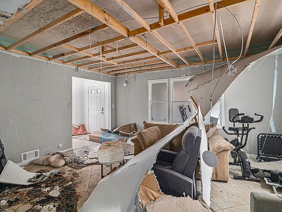 3rd image of 1635 Francis Ave SE