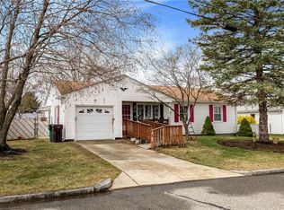 202 Woodhaven Rd, Woonsocket, RI 02895