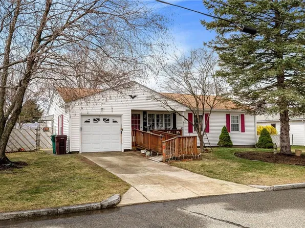 202 Woodhaven Rd, Woonsocket, RI 02895