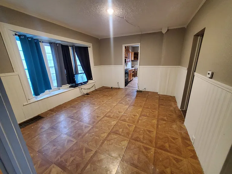 385 Ames St — Photo 5