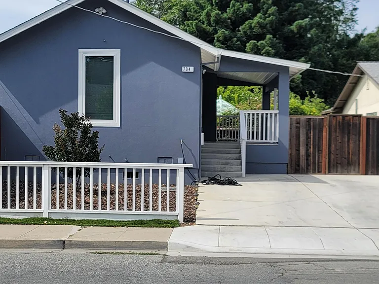704B Laurel Ave — Photo 1