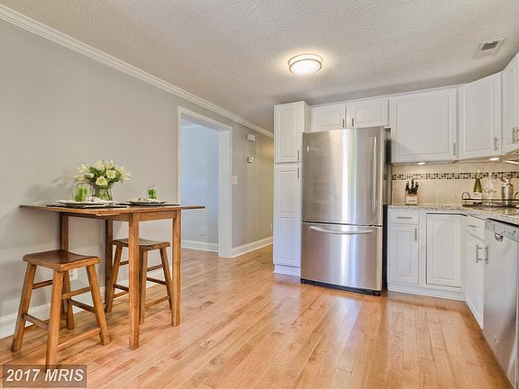 3rd image of 2411 Pinecrest Ln