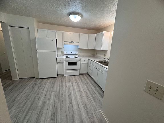 3rd image of 1510 Veterans Dr Unit 12