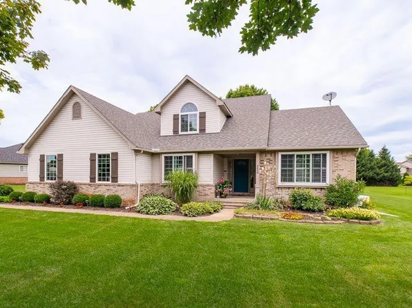 220 Maplewood Dr, Clarkston, MI 48348