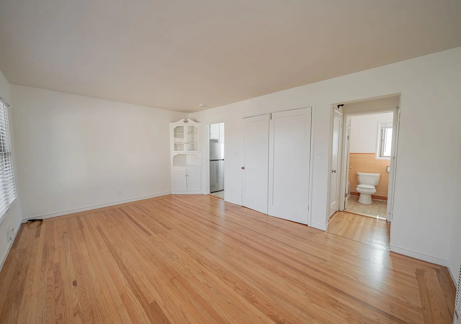 2526 Ivy Dr — Photo 3