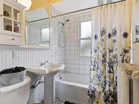 3rd image of 2404 31st Ave S #2