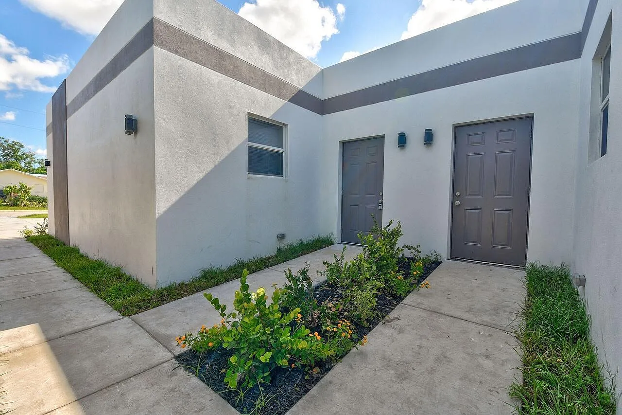2 bed, 1.0 bath, 836 sqft, $1,900 — Photo 1