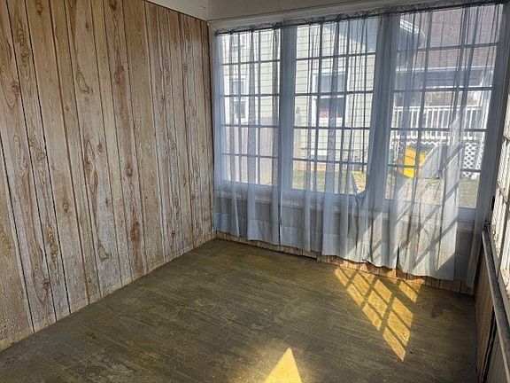 4th image of 937 Vestal Rd