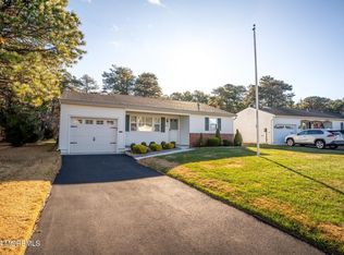 1015 Edgebrook Dr E, Toms River, NJ
