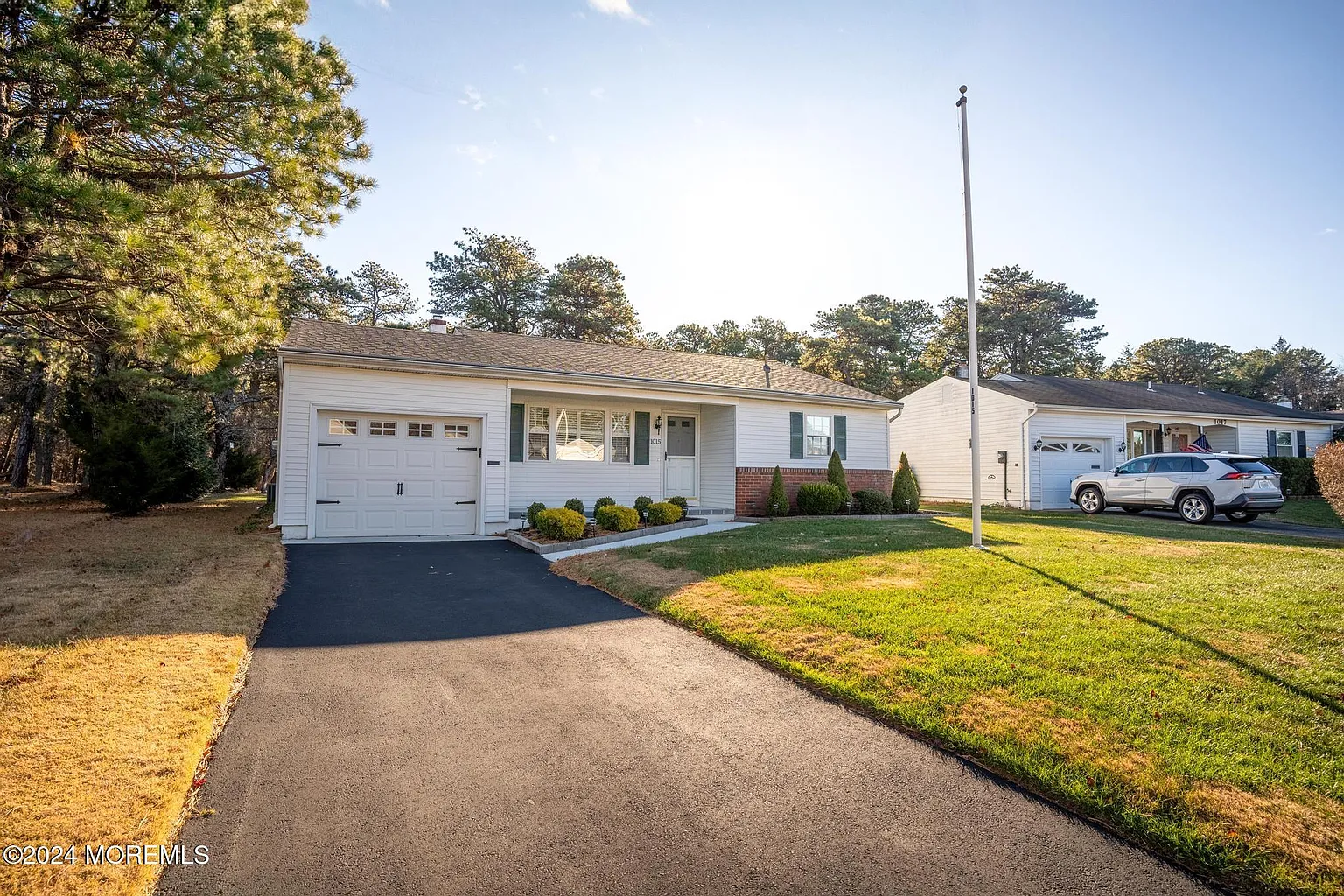 1015 E Edgebrook Drive photo 1