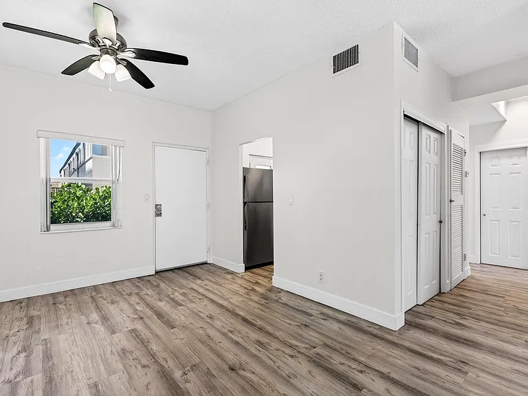 2555 NE 11th St #104 — Photo 15