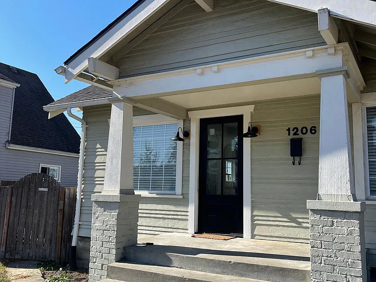 1206 N Anderson St — Photo 32