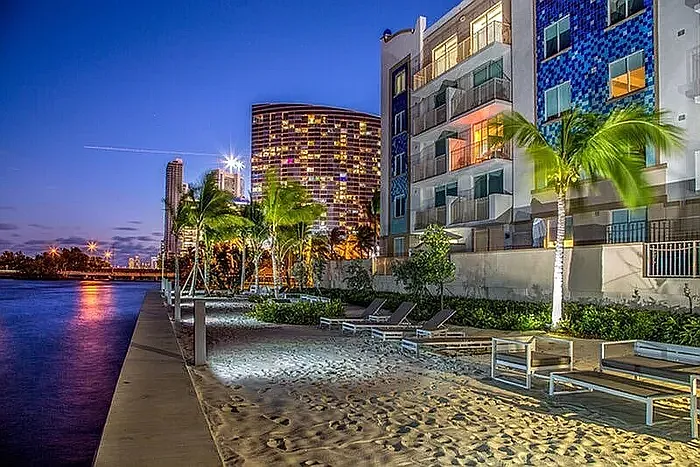 1 bed, 870 sqft, $3,119 — Photo 1