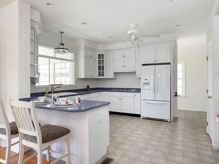 111 York Ave — Photo 12