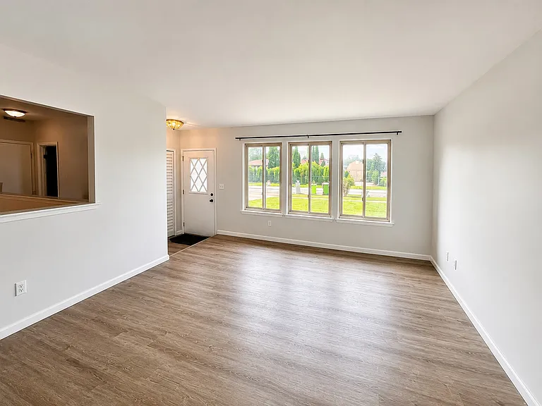 3629 Gloucester Dr — Photo 2