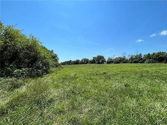 3rd image of Lake Manor Dr