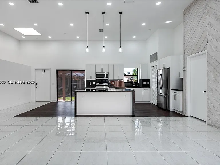 601 Leslie Dr — Photo 7