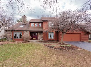 26 Meadow Cove Rd, Pittsford, NY 14534