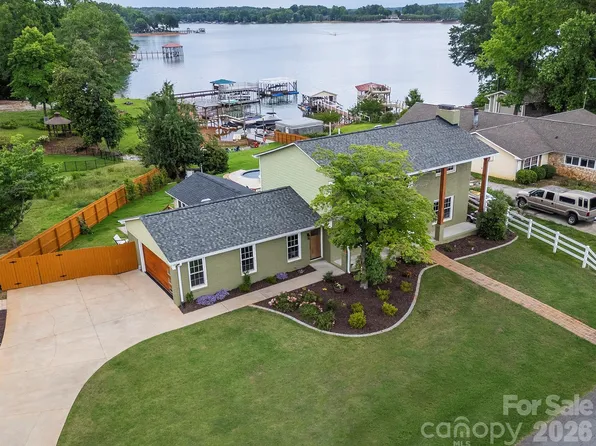 8005 Island View Ct, Denver, NC 28037