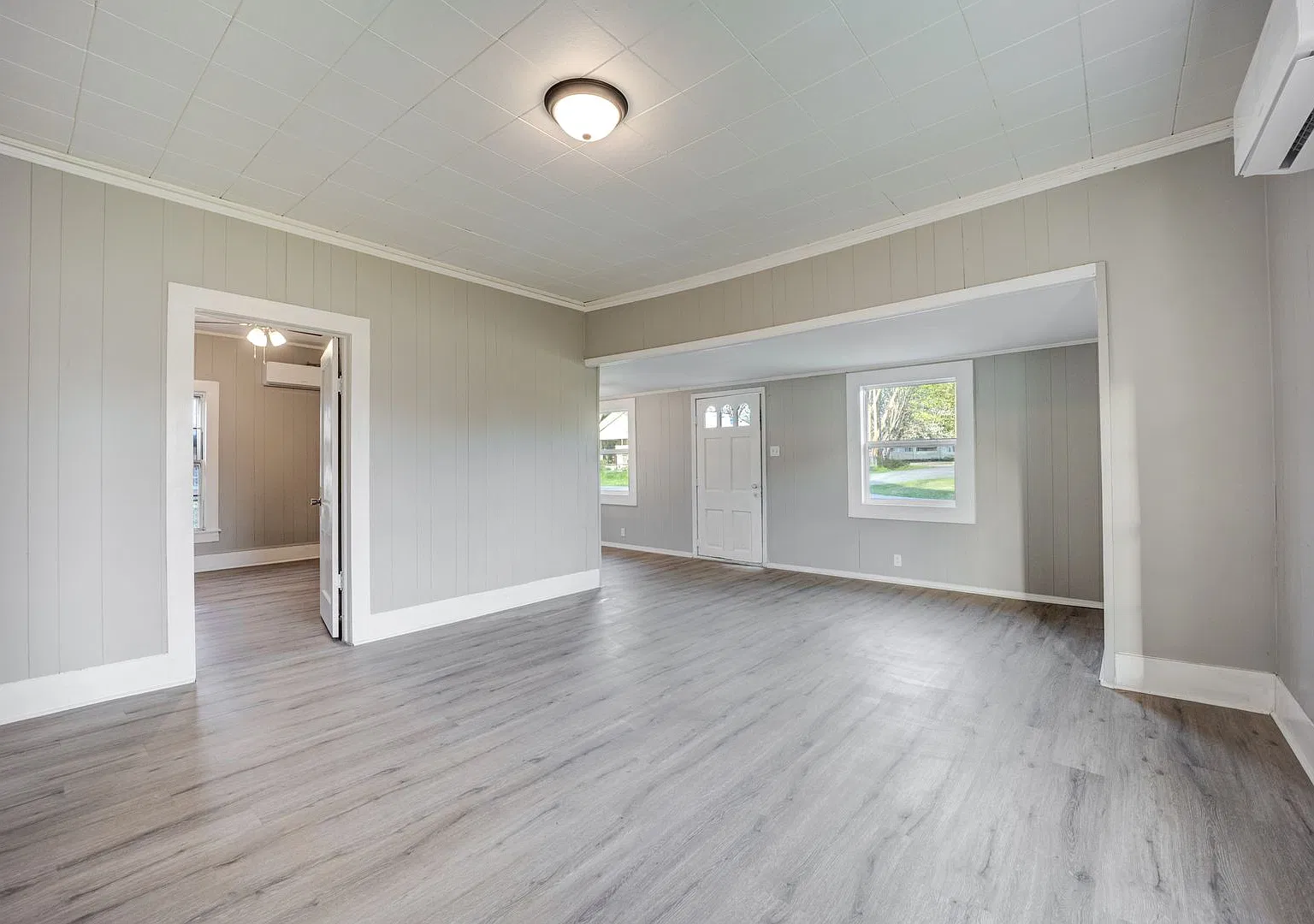 Free Month Rent! Freshly Updated 3 Bedroom House — Photo 3