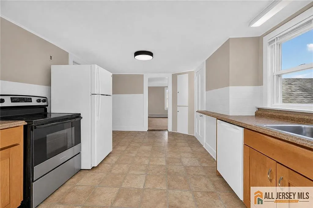 2 bed, 1.0 bath, 2380 sqft, $1,900 — Photo 2